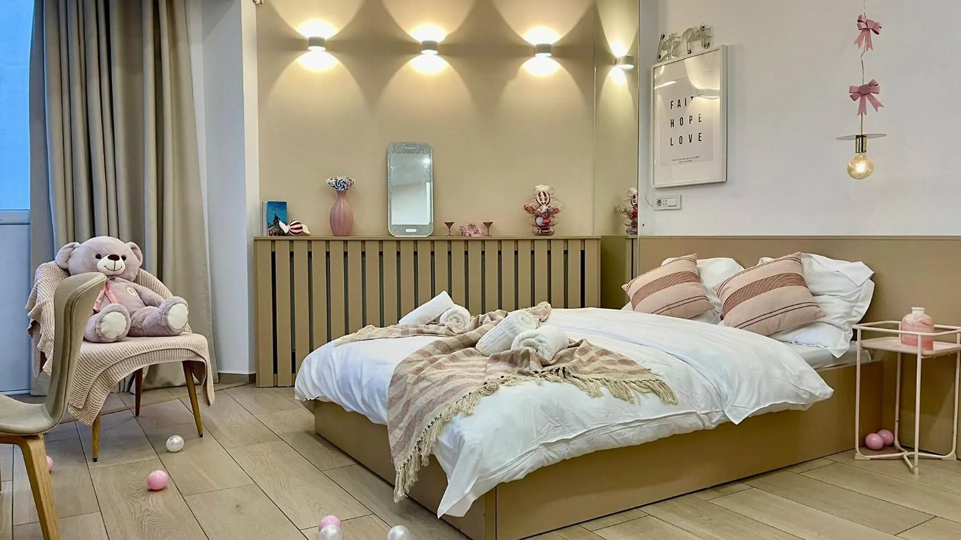 Candy Residence Park Bucureşti 0*,  România